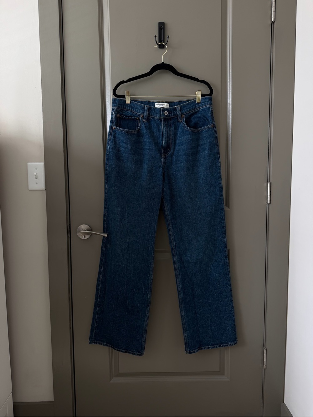Abercrombie & Fitch | Classic High-Rise Straight Leg Women’s Jeans in Dark Blue